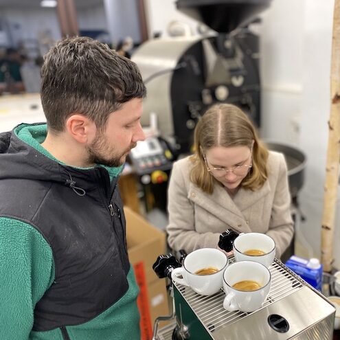 An der eigenen Siebträgermaschine bei uns in der Kaffeerösterei Latte Art trainieren