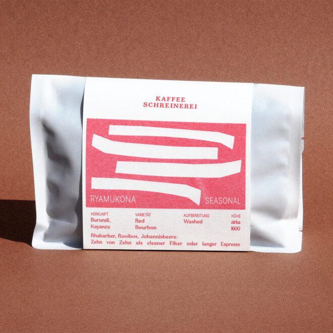 weisse Kaffeeverpackung mit rotem Label auf braunem Hintergrund
