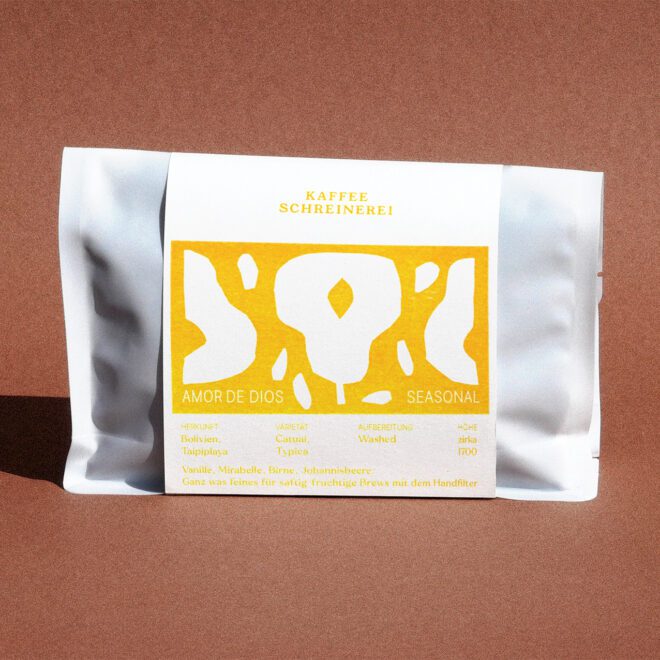 Frontalanasicht von Kaffeeverpackung mit gelbem Label
