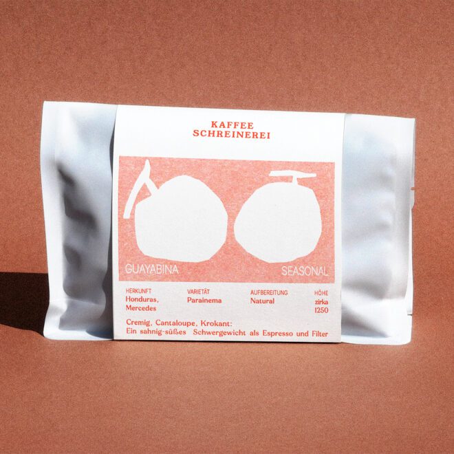 Kaffeeverpackung mit orangenem Label